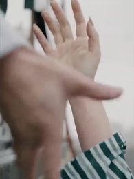 ทั้งโลกต่างจับจ้องมาที่เธอ - Episode 75