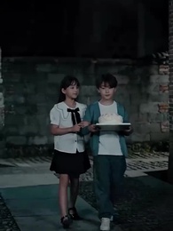 ทั้งโลกต่างจับจ้องมาที่เธอ - Episode 1