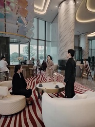 ทั้งโลกต่างจับจ้องมาที่เธอ - Episode 33