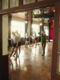 穿回80我帶文工團全員出道了 - Episode 4