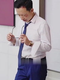 عاملة النظافة في الشركة هي في الواقع الرئيسة[مدبلج] - Episode 97