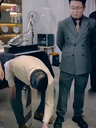 عاملة النظافة في الشركة هي في الواقع الرئيسة[مدبلج] - Episode 21