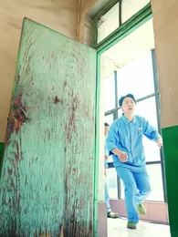 Reborn in the 80s: Fired by My Factory-Director Wife - Episode 5