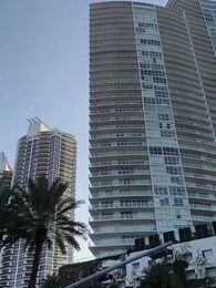 Episodio 56 - [Doblado]CEO, tu esposa huyó con tus seis herederos