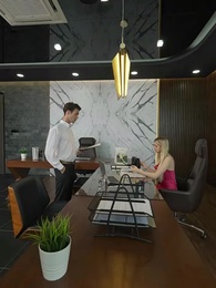 الحلقة 65 - عاملة النظافة هي رئيسة تنفيذية