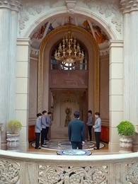 Episodio 7 - Il Miliardario Sconosciuto e il Segreto di Sei Anni