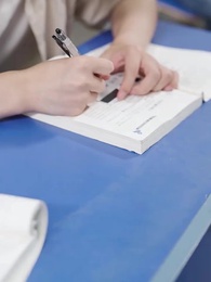 第12集 - 綁定系統後校花她又爭又搶