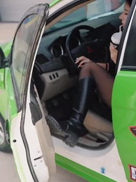 الحلقة 13 - أنا، أقود سيارة أجرة منذ سنوات، فما المشكلة إذا كنتُ أفضل قليلاً؟