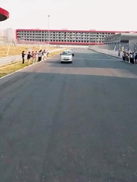 الحلقة 22 - أنا، أقود سيارة أجرة منذ سنوات، فما المشكلة إذا كنتُ أفضل قليلاً؟