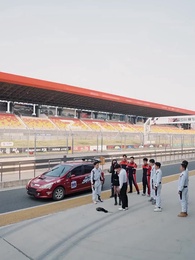 الحلقة 17 - أنا، أقود سيارة أجرة منذ سنوات، فما المشكلة إذا كنتُ أفضل قليلاً؟