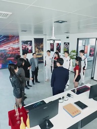 الحلقة 36 - أنا، أقود سيارة أجرة منذ سنوات، فما المشكلة إذا كنتُ أفضل قليلاً؟