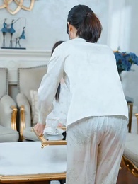 侍女が悪役の台本を手に - Episode 40