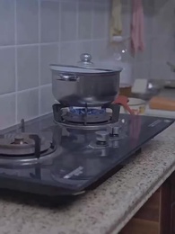 第1話 - 火場で夫が見捨てた姑、その正体は？