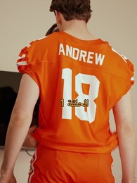 مطلوبة من نجم كرة القدم الملياردير - Episode 1