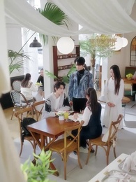 第10集 - 誤入貴族學校，她只想搞錢