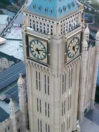 第2集 - 誤入貴族學校，她只想搞錢