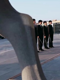 الحلقة 21 - كنت أوزع طردا فجأة أجبرتني ابنة الزَعيم على زواج فجائيٍ