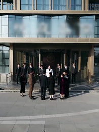 正在送快遞呢，被幫派大小姐拉去閃婚 - Episode 33