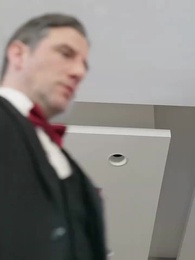 الحلقة 13 - ابنة تشعل القاعة في عيد ميلادها